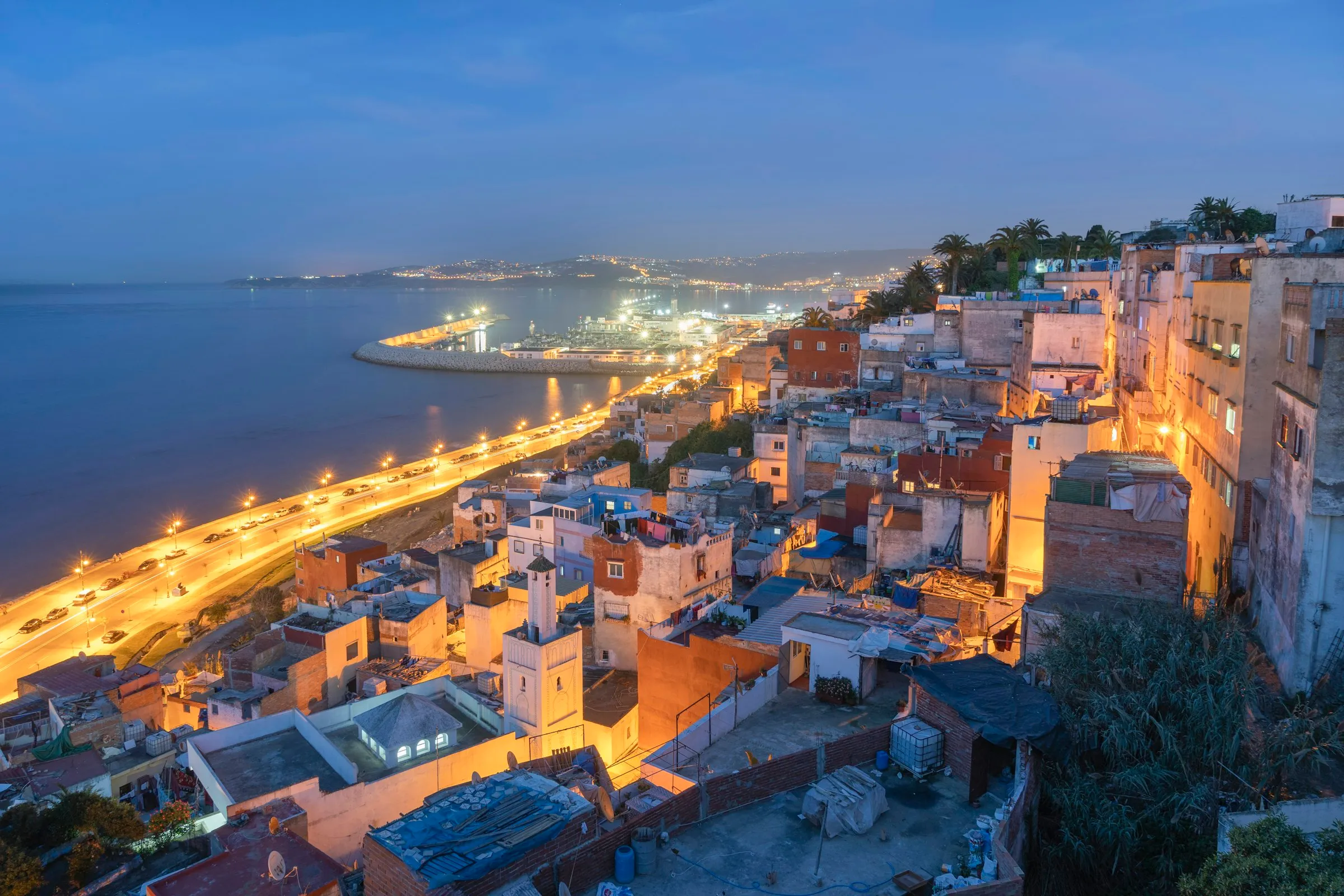 Tanger de nuit : la médina, la corniche éclairée et le port